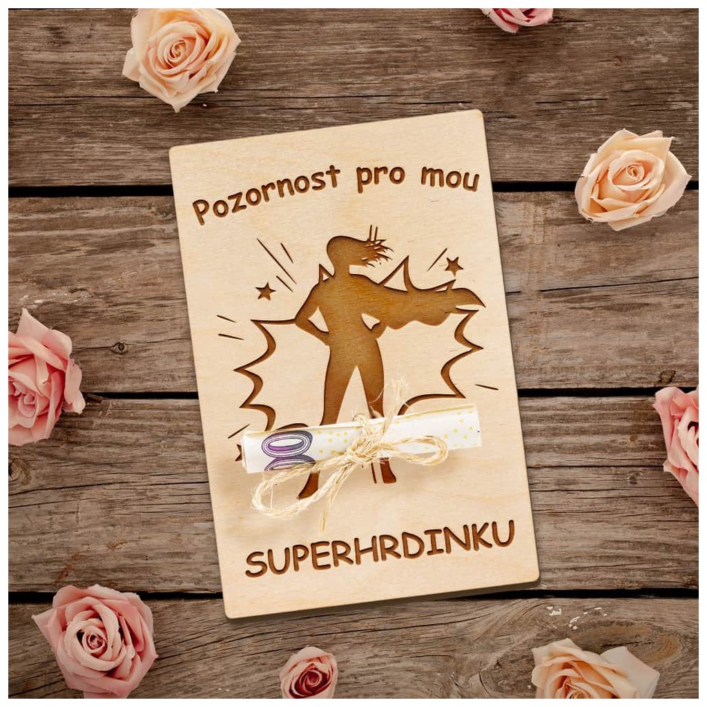 Dřevěná karta na peníze – Superhrdinka